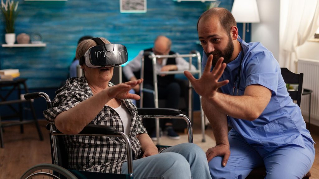 Idoso com demência em interação afetiva para ilustrar impacto do isolamento