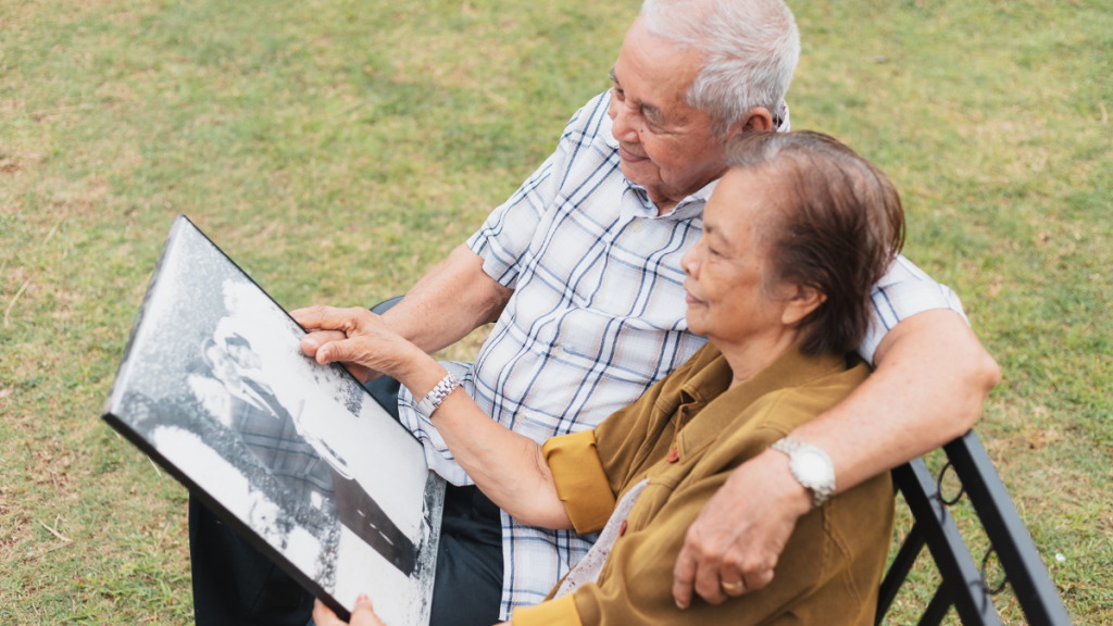 idosos a recordar memórias antigas através de fotografias
