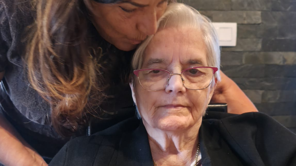 carinho e afeto em pessoa com demência